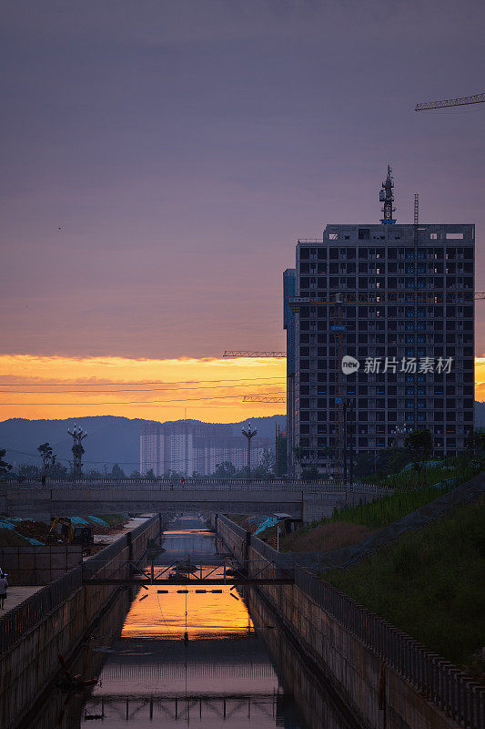 黄昏时的桥梁和建筑