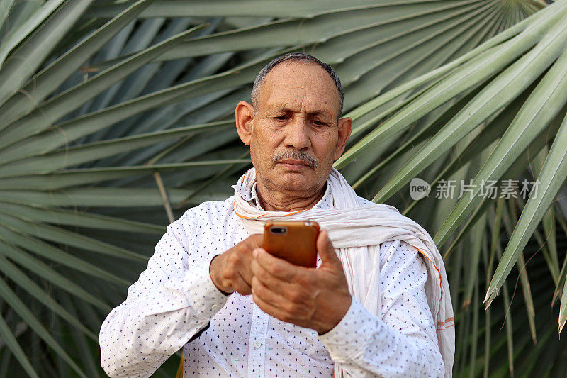 老年男性在户外使用手机写真