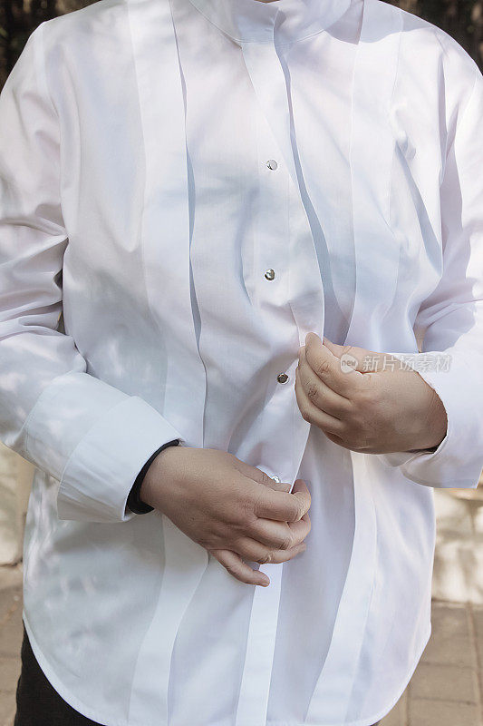 白色女式衬衫，带襟，金属纽扣特写
