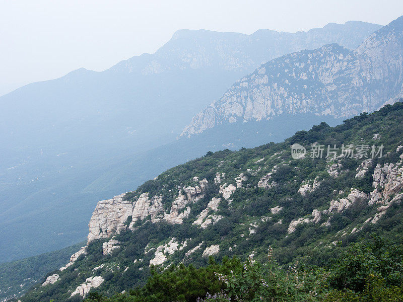 雾笼罩在神圣的道教嵩山在河南省，中国