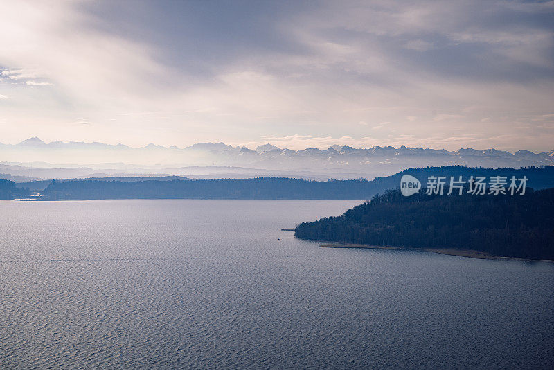 贝尔湖和瑞士阿尔卑斯山脉在地平线上的全景