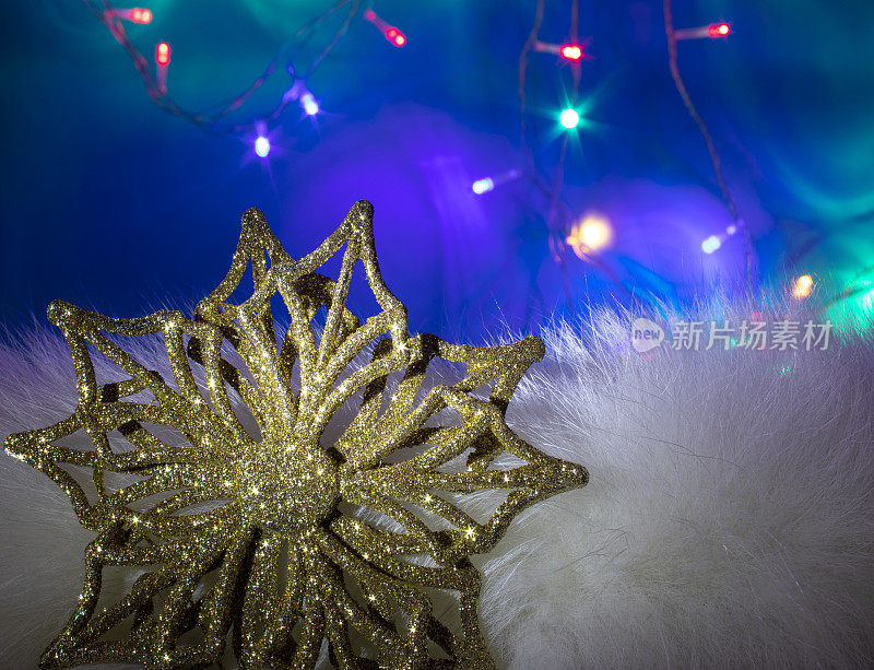 雪花圣诞装饰在一个蓝色的背景。新年快乐。