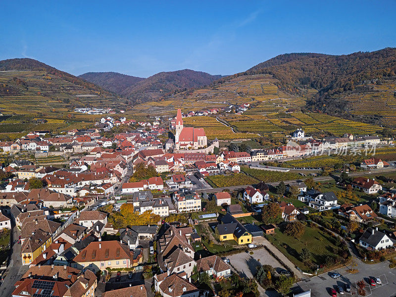 德瓦豪镇Weisenkirchen的空中全景图和秋天的葡萄园。瓦豪山谷，奥地利