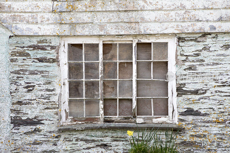 石头小屋的窗户被钉上了木板