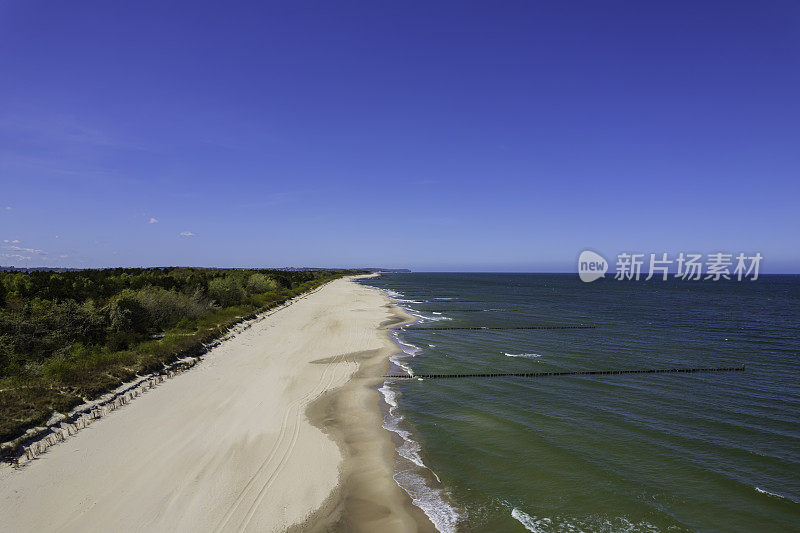 夏日沙滩上的长半岛(鸟瞰图)