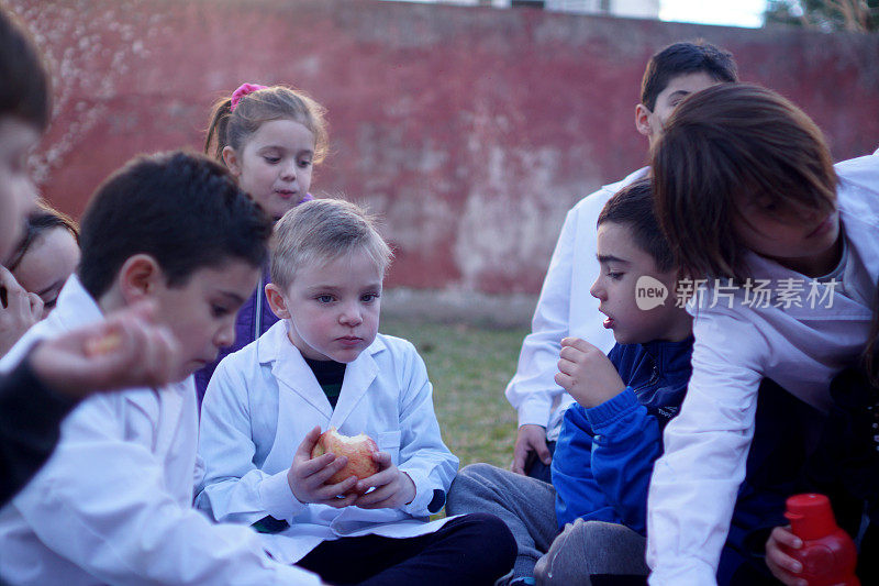 孩子们在校园吃水果