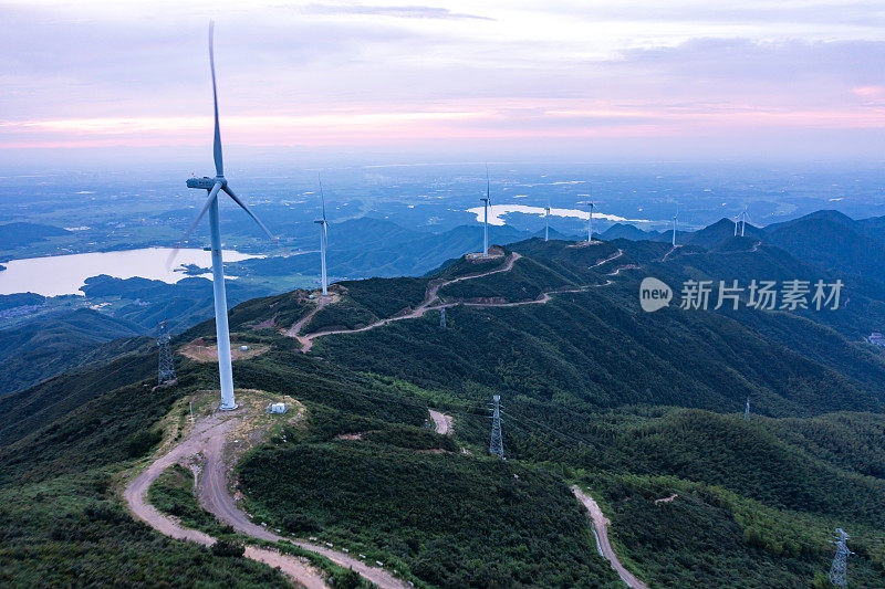 山上的风力发电场景