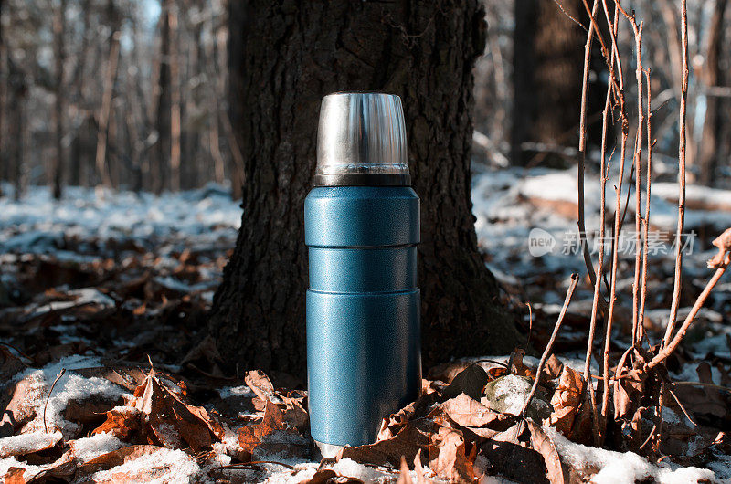 冬季森林里的登山瓶，特写。徒步旅行用的保温瓶