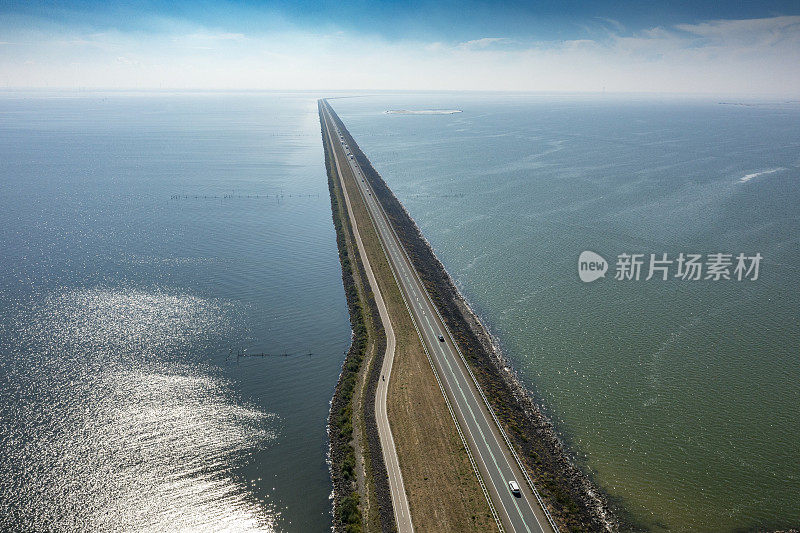 荷兰工程:位于荷兰IJsselmeer的26公里长的堤坝