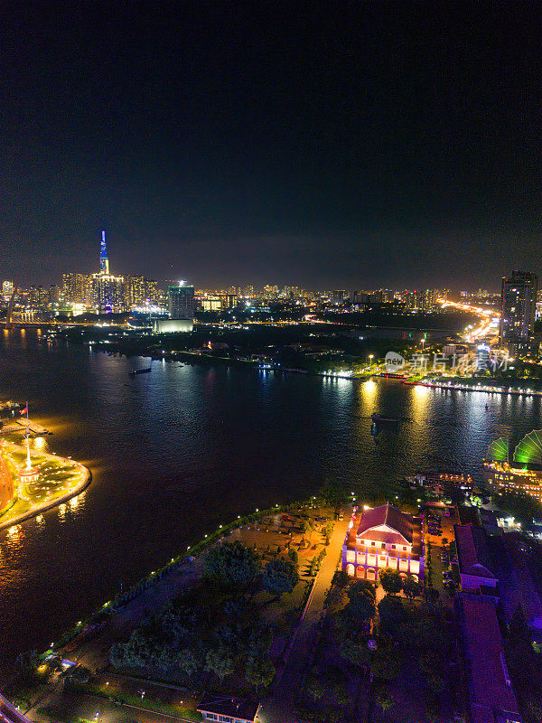 鸟瞰胡志明市的天际线和西贡河、芽荣码头和巴赫当港的摩天大楼。夕阳下多彩的西贡河。