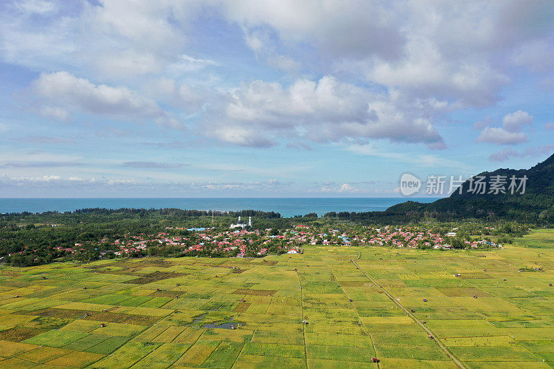 印度尼西亚亚齐兰普克地区的无人机照片。