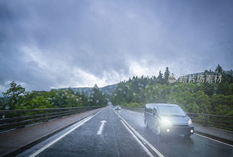 在英国，雨天在多雾的道路上行驶