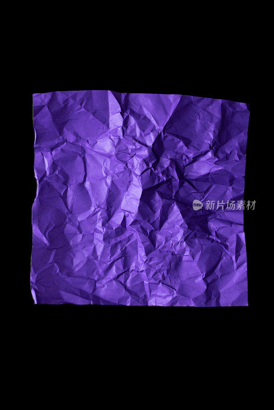 紫色皱纸在黑色背景。纹理、背景