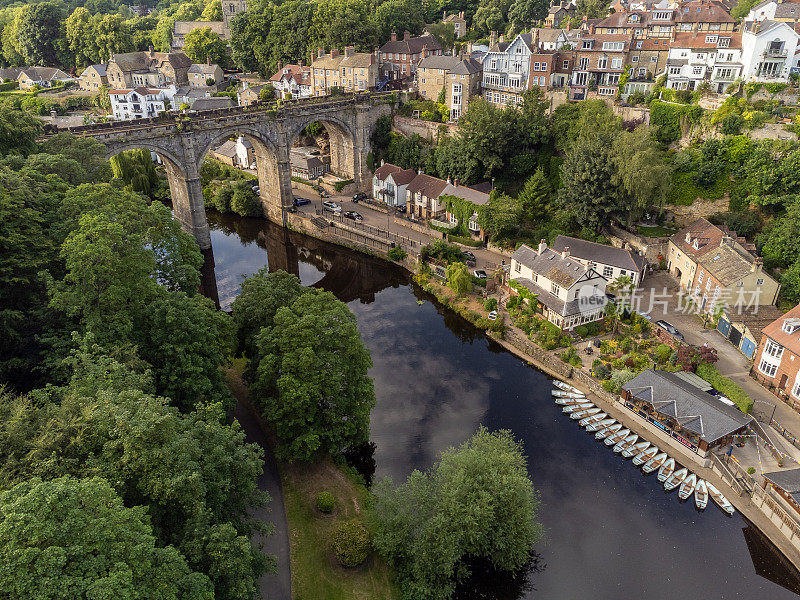 Nidd河和Knaresborough的铁路高架桥鸟瞰图，英格兰，英国，北约克郡。用0级无人机拍摄的