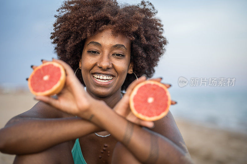 在这些炎热的夏日里，当我在海滩上度过一天时，葡萄柚使我精神焕发