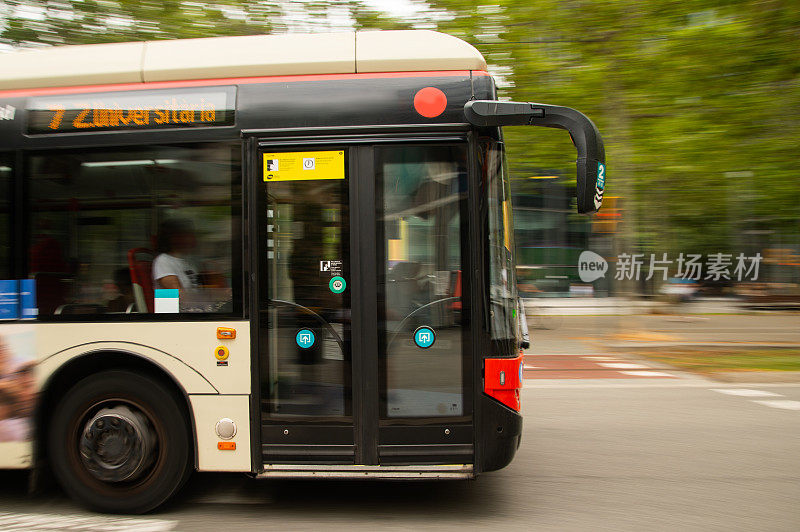 运行中的城市巴士