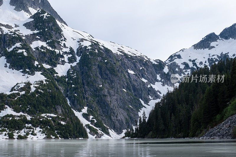 一个高山湖的海岸线