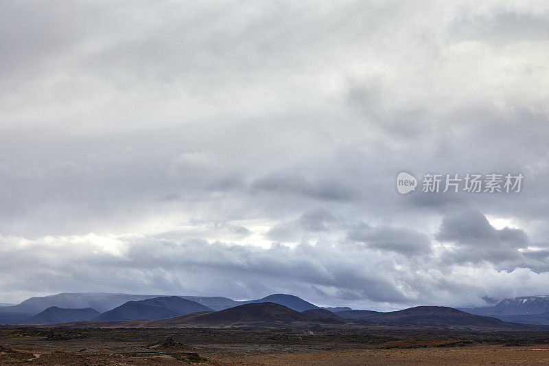 冰岛北部的山脉和云景