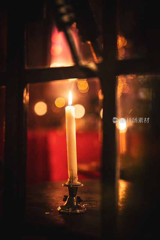 餐厅窗户上的蜡烛