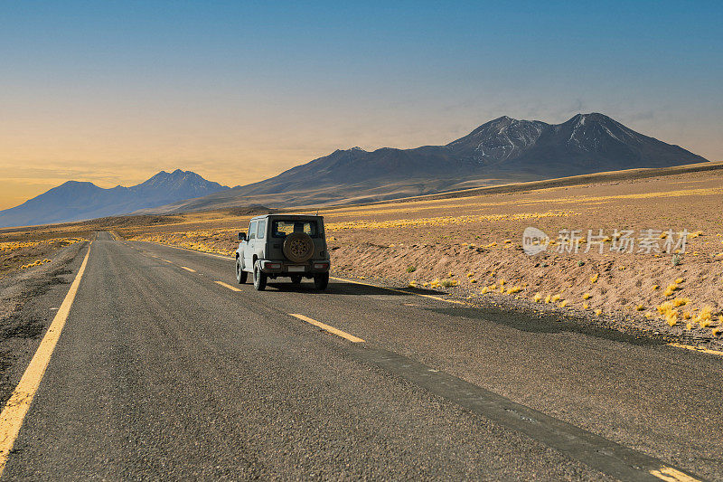 智利沙漠公路上的汽车