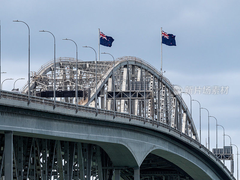 新西兰奥克兰的国旗和海港大桥