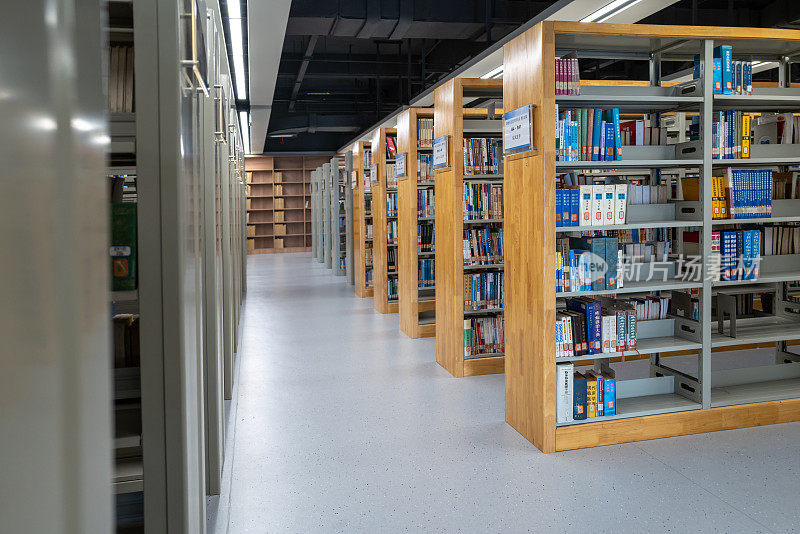 大学图书馆的书架