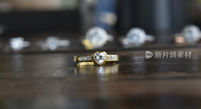 这是一枚镶有豪华昂贵钻石的白金戒指。