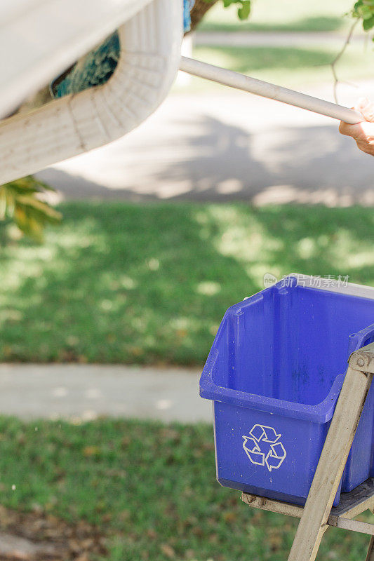 2023年春天，一名男子在南佛罗里达州的家中多次使用蓝色回收箱桶作为清洁桶来清洗排水沟