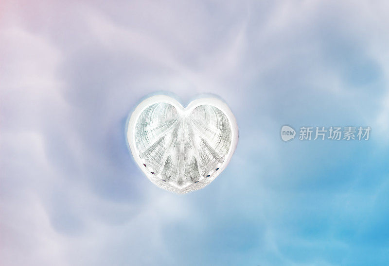 珍珠母的心形贝壳在天空中