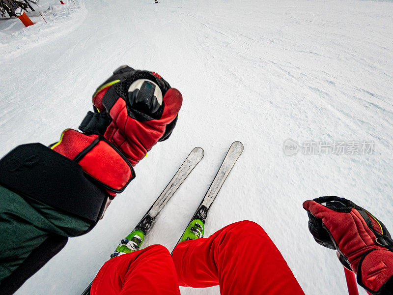 POV高山滑雪下坡在一个整洁的轨道