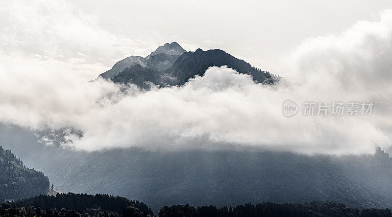 大雾中的阿尔卑斯山