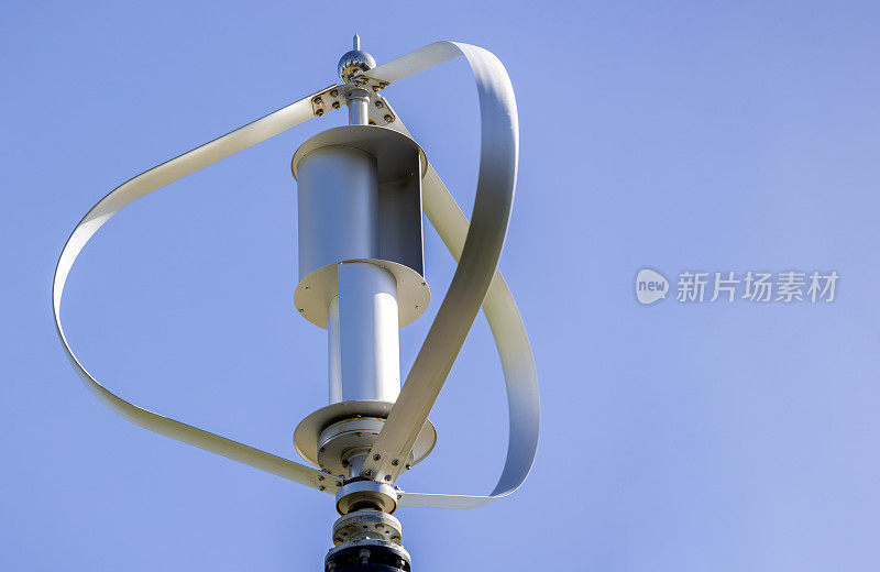特写小型风力发电机太阳能电池板，蓝天背景与复制空间