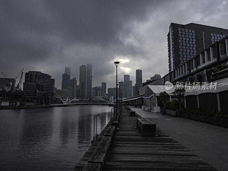 黑暗忧郁的城市天际线旁边的河流