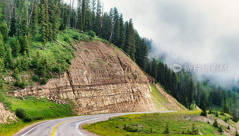 风景秀丽的公路旅行，在一个令人惊叹的国家公园的山路上