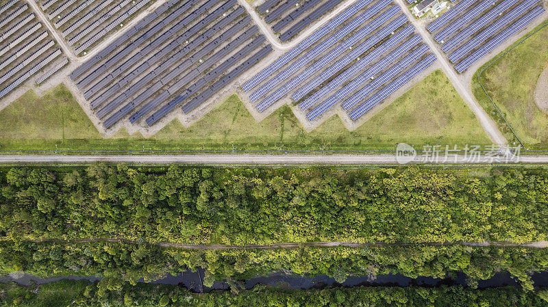 公园的太阳能电池板和植被