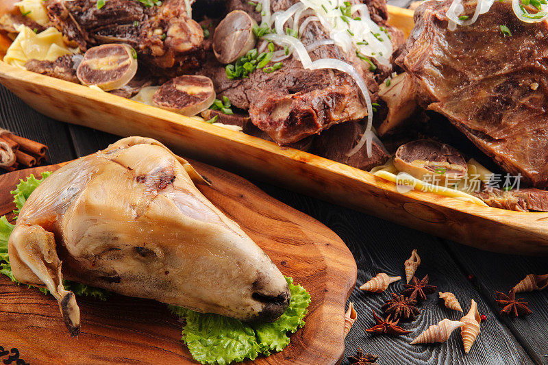 哈萨克民族美食煮羊头配肉
