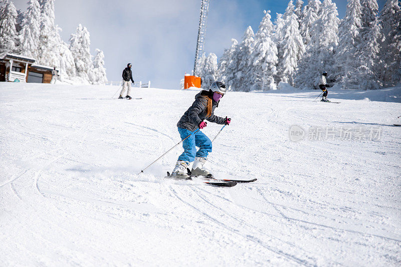 女孩在滑雪场滑雪