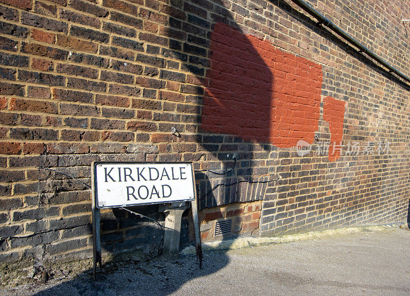 英国肯特郡皇家滕布里奇韦尔斯的Kirkdale路的街道名称标志