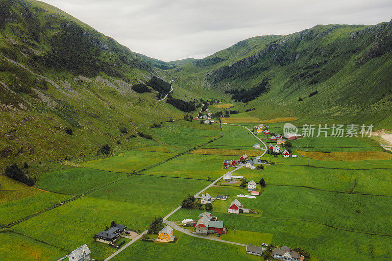 鸟瞰挪威霍德维克(hoddek)绿地上风景优美的山村