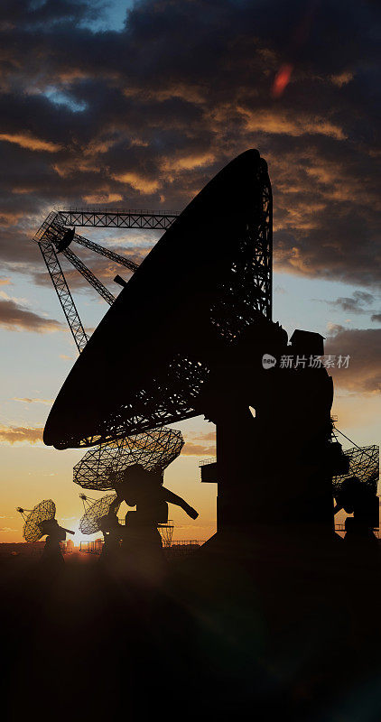 射电望远镜在夕阳下的天空下