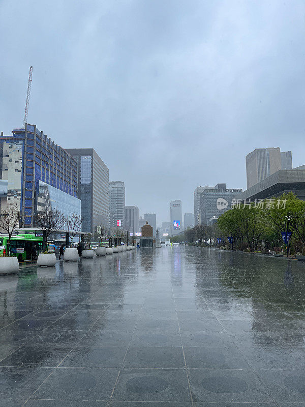 首尔市中心的雨天