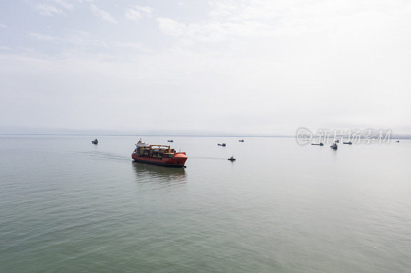 航拍的大型集装箱货船航行在平静，蓝色的海洋。