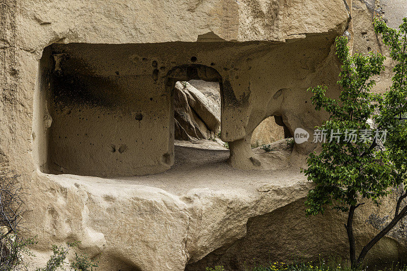 在土耳其卡帕多西亚的泽尔夫山谷，一座由被称为仙女烟囱的岩层雕刻而成的洞穴房屋