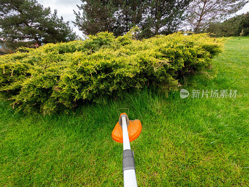 草坪线绳修剪机修剪绿草的角度