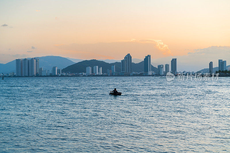 渔民在芽庄海上划船