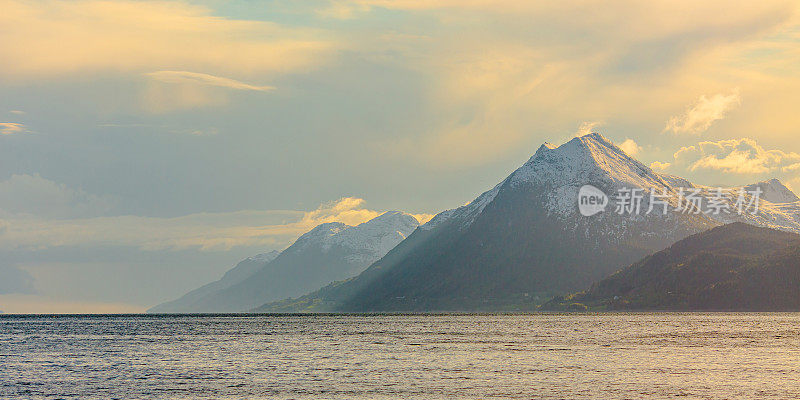 挪威的峡湾。挪威海。日落。斯堪的那维亚