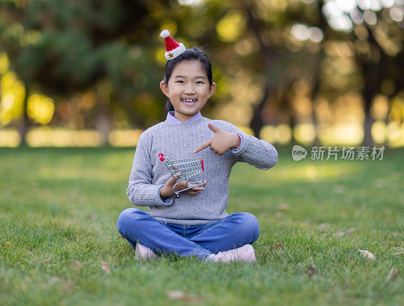 抱着购物车的圣诞女孩