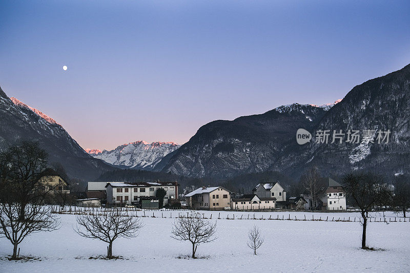 月亮照在白雪覆盖的山上