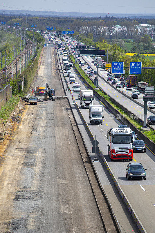 德国A3高速公路上的施工现场和密集的交通