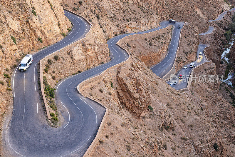 摩洛哥达德斯峡谷蜿蜒的道路